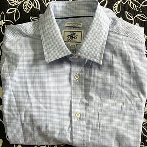 (406)NWOT Mens long sleeve dress shirt by Jos A Bank. Size 15 1/2-33. Light Blue